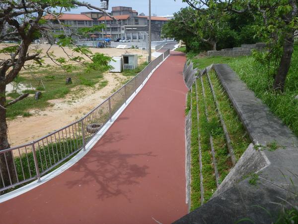 嘉手納小学校の管理用通路02.jpg