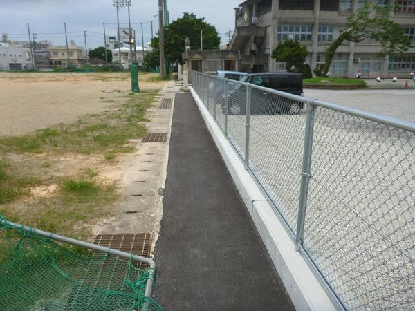 嘉手納小学校の管理用通路03.jpg