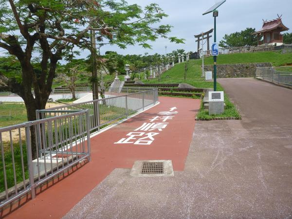 嘉手納小学校の管理用通路01.jpg